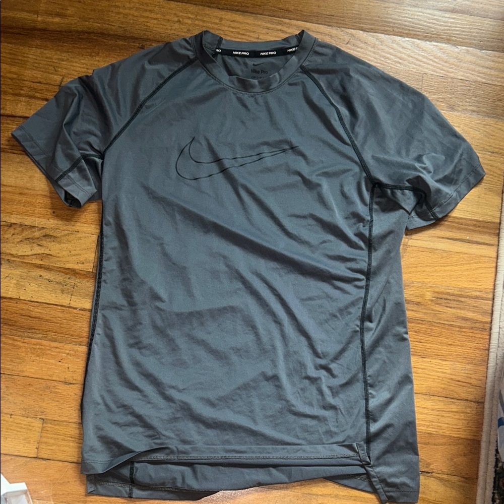 NWOT Nike Men's Dark Gray Short Sleeve Tee